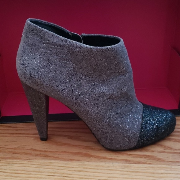 Vince Camuto size 7.5 booties - Picture 7 of 7
